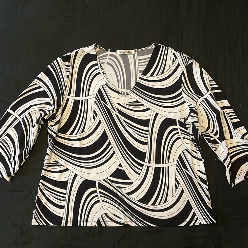 4/$20| Only Nine Petite Black and White Abstract Swirls Design 3/4 sleeve blouse